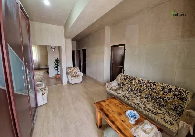 Մեկ հարկանի քարե տուն Ավանում, 1400 ք.մ., 2 սանհանգույց