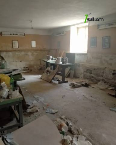 Երեք հարկանի քարե տուն Նոր Արեշի 37րդ փողոցում Էրեբունիում, 536 ք.մ., 2 սանհանգույց