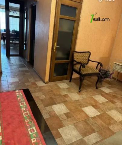 4 սենյականոց բնակարան Ազատության պողոտայում, 109 ք.մ., 2/5 հարկ, կապիտալ վերանորոգված, քարե շենք