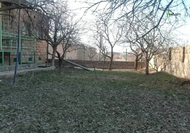 Երկու հարկանի քարե տուն Աբովյանում, 1600 ք.մ.