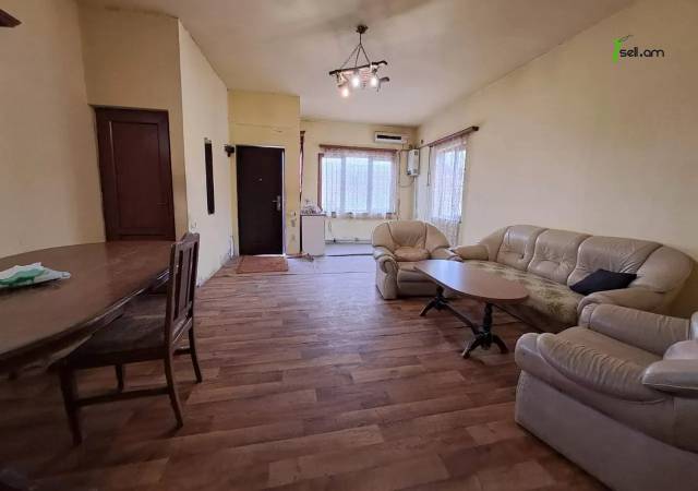 Երկու հարկանի քարե տուն Ռոստովյան փողոցում Էրեբունիում, 100 ք.մ.