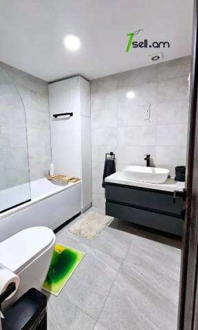 Երկու հարկանի քարե թաունհաուզ Առինջի 4-րդ փողոցում Առինջում, 560 ք.մ., 3+ սանհանգույց