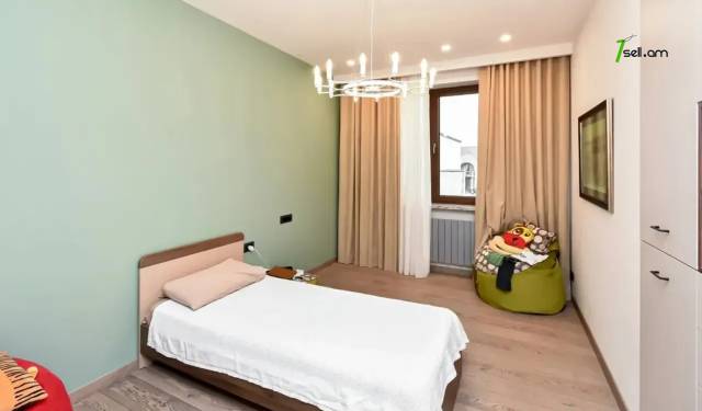 Երկու հարկանի թաունհաուզ Ծարավ Աղբյուր փողոցում Ավանում, 270 քմ, 3+ սանհանգույց