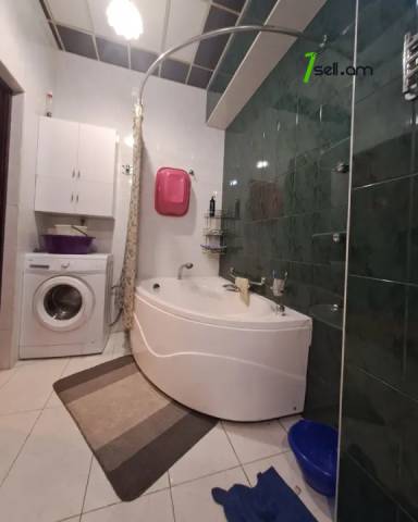 3 սենյականոց բնակարան Տերյան փողոցում, 110 քմ, նախավերջին հարկ, կապիտալ վերանորոգված, քարե շենք