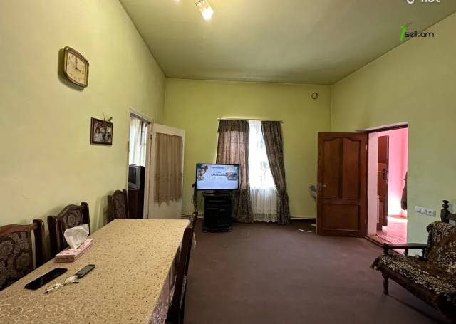 Երկու հարկանի քարե տուն 1-ին փողոցում Պտղնիում, 302 քմ, 2 սանհանգույց, մասնակի վերանորոգում