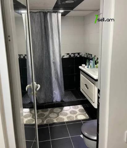 2 սենյականոց բնակարան Դրոյի փողոցում, 50 ք.մ., նախավերջին հարկ, կապիտալ վերանորոգված, քարե շենք