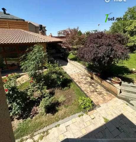 Չորս հարկանի քարե տուն Պարույր Սևակ թաղամաս 2-րդ փողոցում Առինջում, 640 քմ, 3+ սանհանգույց
