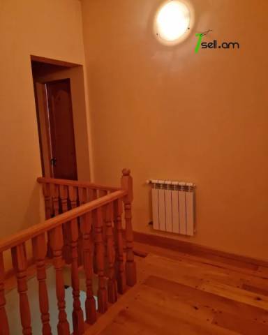 Երկու հարկանի քարե տուն Քեռու փողոցում Ձորաղբյուրում, 1200 քմ, 2 սանհանգույց, եվրովերանորոգված