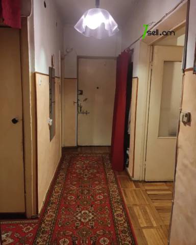 3 սենյականոց բնակարան Արամ Խաչատրյանի փողոցում, 86 ք.մ., մի քանի պատշգամբ, քարե շենք