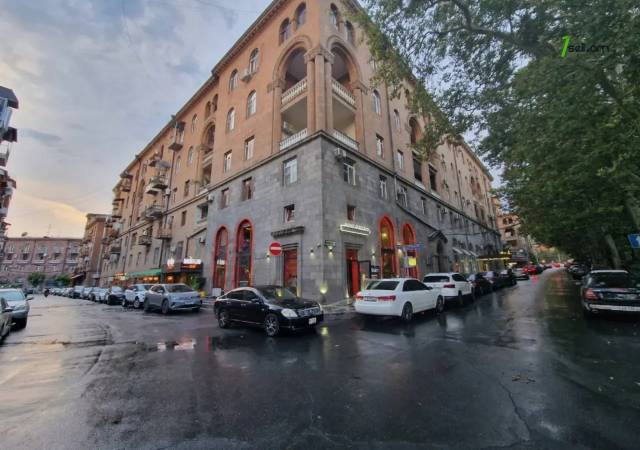 3 սենյականոց բնակարան Մոսկովյան փողոցում, 120 ք.մ., բարձր առաստաղներ, նախավերջին հարկ