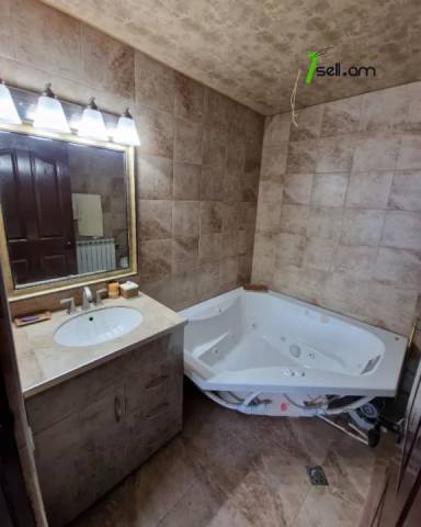 Երկու հարկանի քարե տուն, Գ-1 թաղամաս Աջափնյակում, 500 ք.մ., 3+ սանհանգույց, եվրովերանորոգված