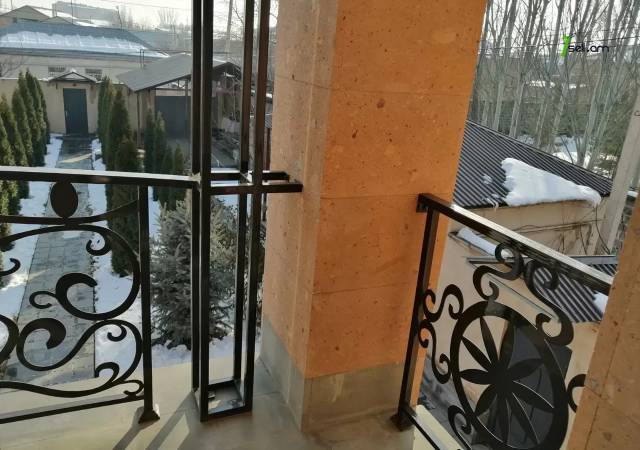 Երեք հարկանի քարե տուն, Ավան-Առինջ 2-րդ միկրոշրջան Ավանում, 1020 ք.մ., 3+ սանհանգույց