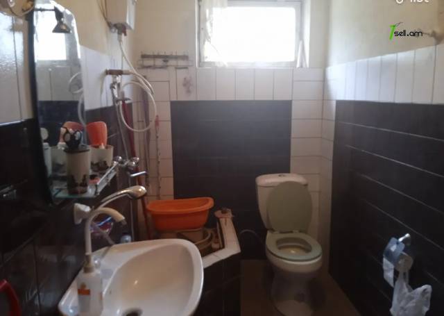 Երեք հարկանի քարե ամառանոց 16-րդ փողոցում Գետամեջում, 148 ք.մ., 2 սանհանգույց, մասնակի վերանորոգում