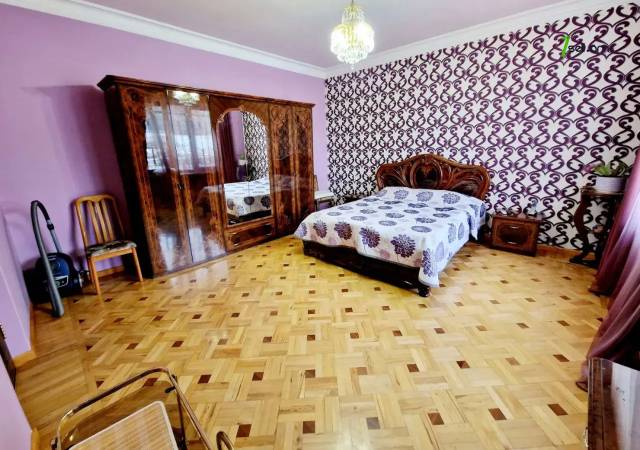 Երեք հարկանի տուն Օստրովսկու փողոցում կենտրոնում, 900 քմ, 3+ սանհանգույց, կապիտալ վերանորոգված