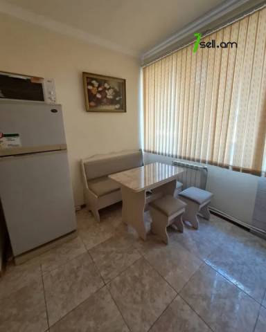 3 սենյականոց բնակարան Արամի փողոցում, 98 ք.մ., 3/6 հարկ, մի քանի պատշգամբ, կապիտալ վերանորոգված