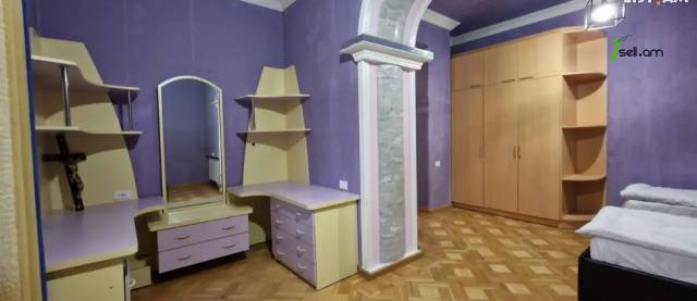 Ընդարձակ 5 սենյականոց բնակարան Մեսրոպ Մաշտոցի պողոտայում, 310 ք.մ., 2 սանհանգույց, բարձր առաստաղներ