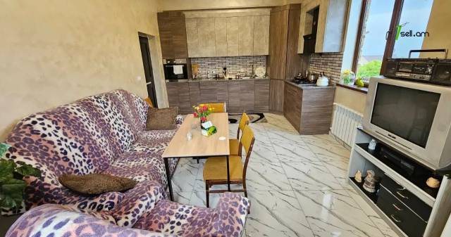 Երկու հարկանի քարե տուն Դավիթ Բեկի փողոցում Էրեբունիում, 240 քմ, 2 սանհանգույց, եվրովերանորոգված