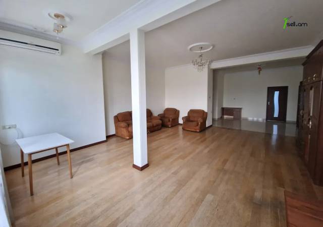 3 սենյականոց բնակարան Մոսկովյան փողոցում, 120 ք.մ., 2 սանհանգույց, բարձր առաստաղներ