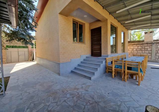 Երկու հարկանի քարե ամառանոց, Ջրվեժ թաղամաս Ջրվեժում, 800 ք.մ., 2 սանհանգույց, կապիտալ վերանորոգված