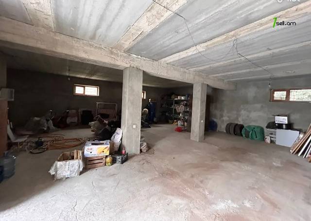 Երեք հարկանի քարե տուն Առինջի 17-րդ փողոցում Առինջում, 360 ք.մ., 3+ սանհանգույց