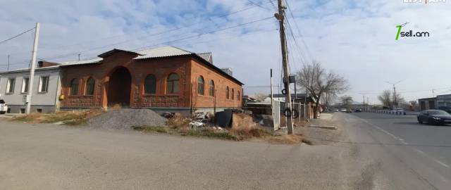 Երկու հարկանի քարե տուն Երևանյան փողոցում Փարաքարում, 620 ք.մ., 3+ սանհանգույց