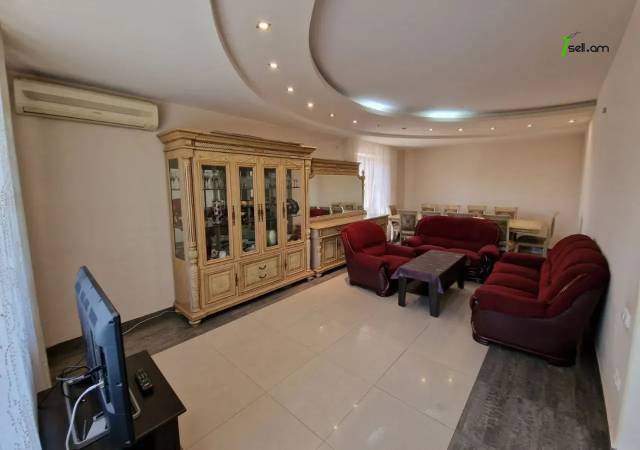 Երկու հարկանի քարե տուն Լուկաշինի փողոցում Աջափնյակում, 300 ք.մ., 3+ սանհանգույց