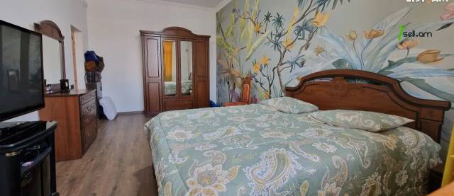 Երեք հարկանի քարե տուն Մելքումովի փողոցում Դավիթաշենում, 600 քմ, 3+ սանհանգույց, եվրովերանորոգված