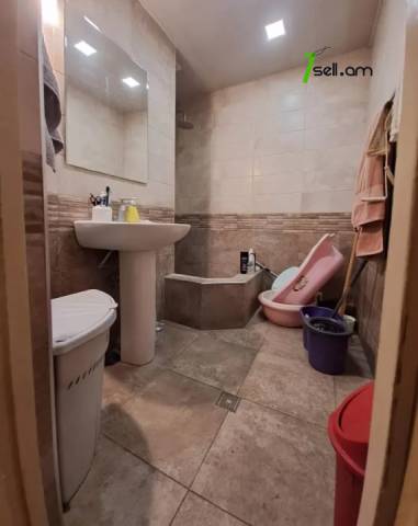 4 սենյականոց բնակարան Դերենիկ Դեմիրճյանի փողոցում, 130 ք.մ., 2 սանհանգույց, բարձր առաստաղներ