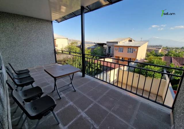 Երեք հարկանի քարե տուն Վարշավյան փողոցում Արաբկիրում, 630 քմ, 3+ սանհանգույց, կապիտալ վերանորոգված