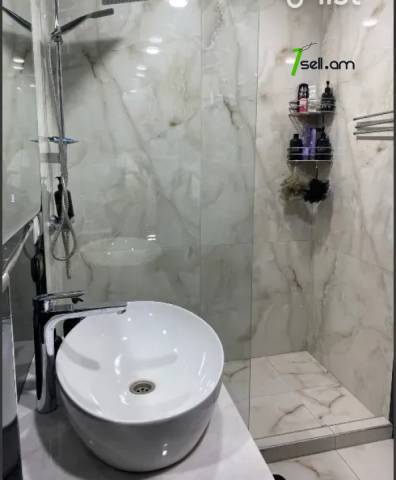 2 սենյականոց բնակարան Զաքարիա Սարկավագի փողոցում, 55 ք.մ., 3/5 հարկ, քարե շենք