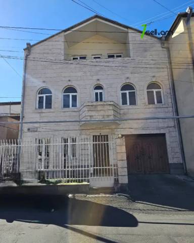 Երեք հարկանի քարե տուն Քաջազնունի փողոցում կենտրոնում, 1060 ք.մ., 3+ սանհանգույց