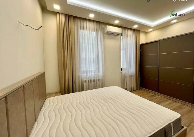 Երկու հարկանի տուն Էզրաս Հասրաթյան փողոցում Քանաքեռ Զեյթունում, 300 ք.մ., 3+ սանհանգույց