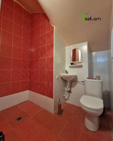 Երկու հարկանի քարե տուն Նուբարաշենի 4-րդ փողոցում Նուբարաշենում, 800 ք.մ., 3+ սանհանգույց