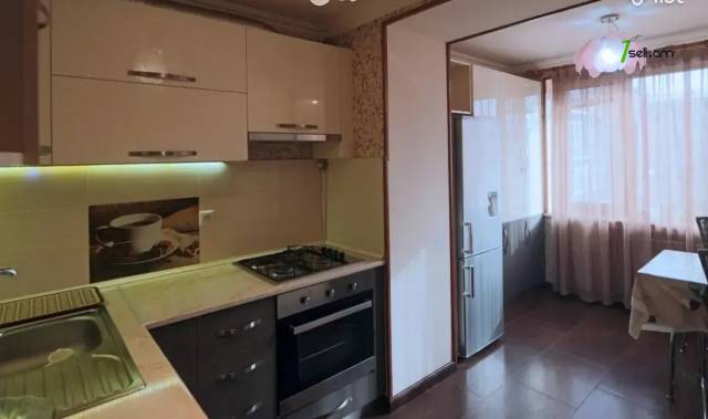 3 սենյականոց բնակարան Հանրապետության փողոցում, 83 ք.մ., 3/5 հարկ, եվրովերանորոգված, քարե շենք