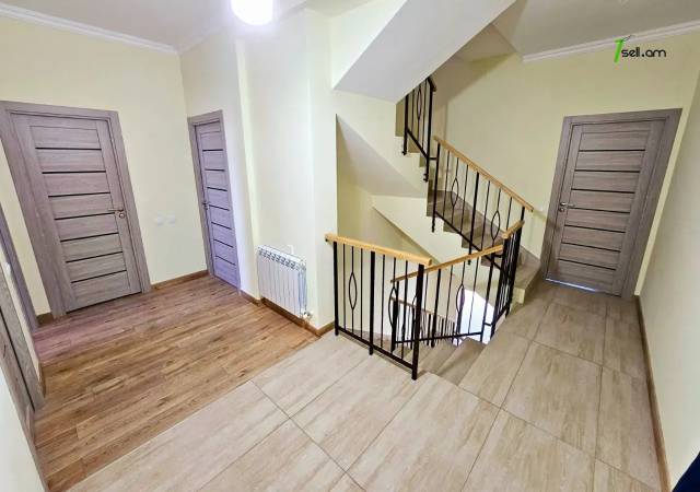 Երկու հարկանի տուն, Գ-1 թաղամաս Աջափնյակում, 552 ք.մ., 2 սանհանգույց, կապիտալ վերանորոգված