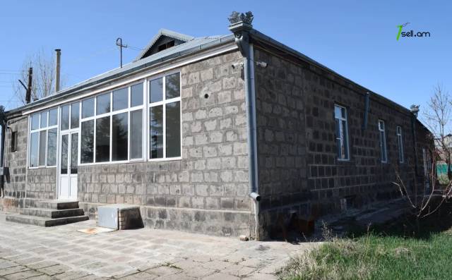 Մեկ հարկանի քարե տուն Մարմաշենում, 141 ք.մ., 2 սանհանգույց, մեծ հողամաս, եվրովերանորոգված
