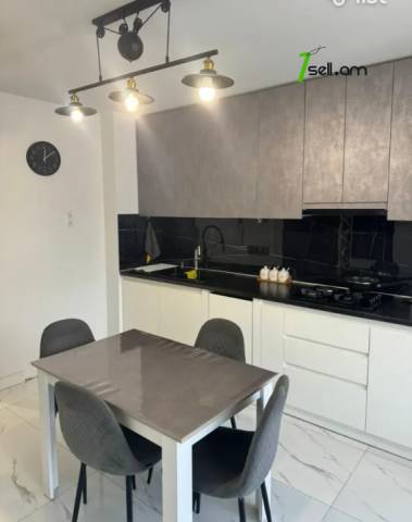 4 սենյականոց բնակարան Դրոյի փողոցում, 108 ք.մ., դիզայներական ոճով վերանորոգված, քարե շենք