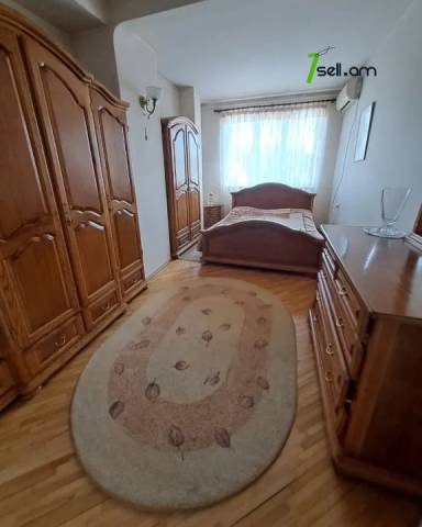 4 սենյականոց բնակարան Լեոյի փողոցում, 100 ք.մ., 2/5 հարկ, եվրովերանորոգված, քարե շենք