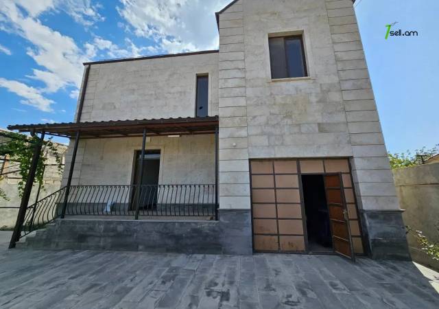 Երեք հարկանի տուն Ղափանցյան փողոցում Արաբկիրում, 500 ք.մ., 2 սանհանգույց, եվրովերանորոգված