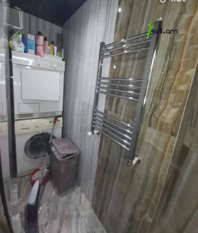 3 սենյականոց բնակարան Պարույր Սևակի փողոցում, 84 ք.մ., 2 սանհանգույց, եվրովերանորոգված, քարե շենք