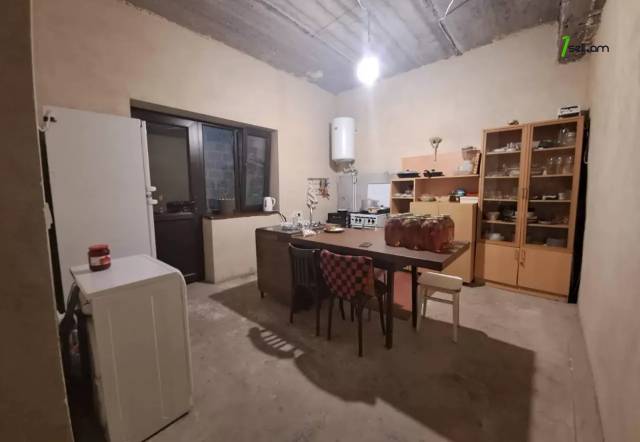 Երկու հարկանի քարե տուն Մոլդովական փողոցում Նոր Նորքում, 630 ք.մ., 2 սանհանգույց