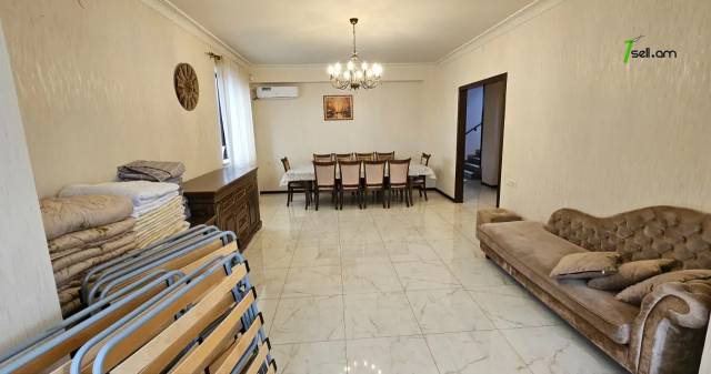 Երկու հարկանի քարե տուն Նվեր Սաֆարյան փողոցում Ավանում, 729 ք.մ., 3+ սանհանգույց