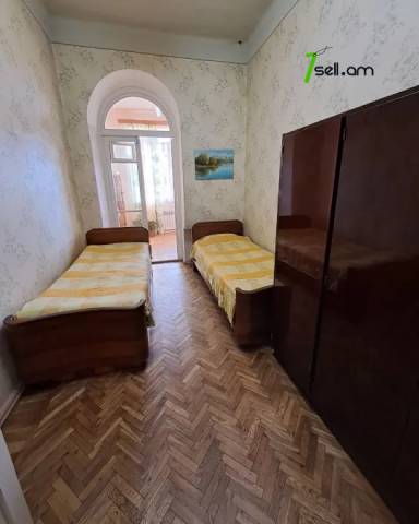 4 սենյականոց բնակարան Մոսկովյան փողոցում, 94 ք.մ., բարձր առաստաղներ, քարե շենք