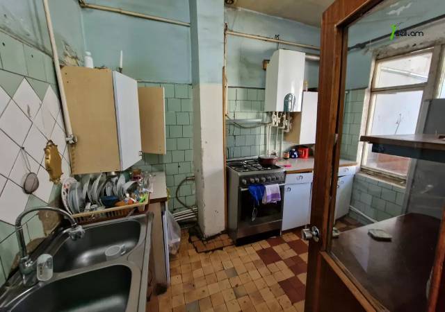 Երկու հարկանի քարե տուն Խորեն Խաչատրյան փողոցում Աջափնյակում, 300 ք.մ., 2 սանհանգույց