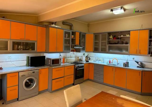 3 սենյականոց բնակարան Պուշկինի փողոցում, 106 ք.մ., 2 սանհանգույց, բարձր առաստաղներ, մի քանի պատշգամբ