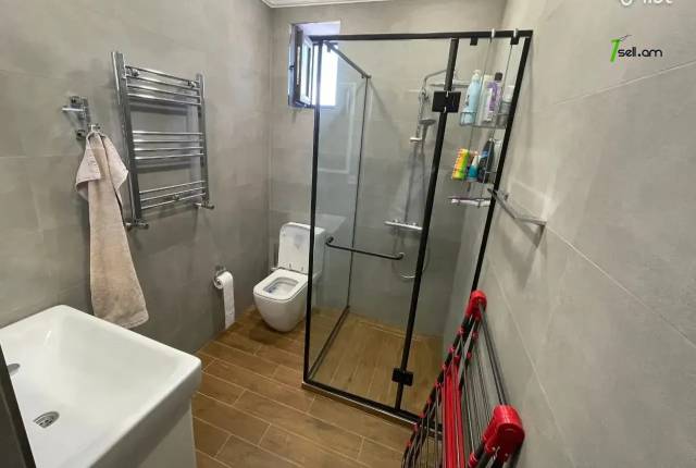 Երկու հարկանի քարե թաունհաուզ, Գ-1 թաղամաս Աջափնյակում, 150 ք.մ., 2 սանհանգույց, եվրովերանորոգված