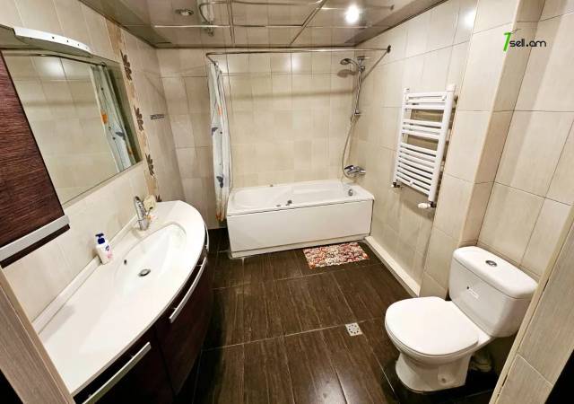 3 սենյականոց բնակարան Հանրապետության փողոցում, 100 քմ, 2/6 հարկ, կապիտալ վերանորոգված, քարե շենք