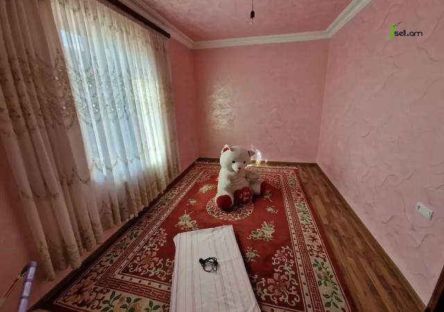 Երկու հարկանի քարե տուն Էրեբունիում, 550 ք.մ., 2 սանհանգույց, եվրովերանորոգված