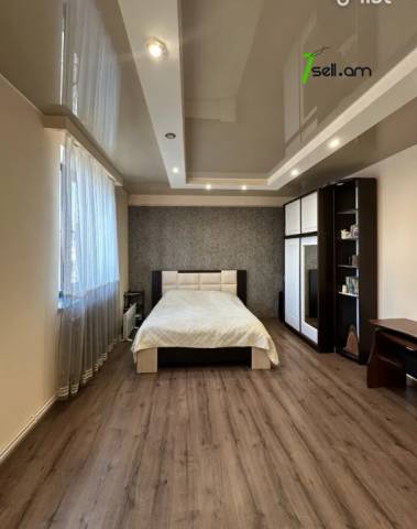 Երկու հարկանի տուն Հատիսի փողոցում Աբովյանում, 210 ք.մ., 3+ սանհանգույց, եվրովերանորոգված