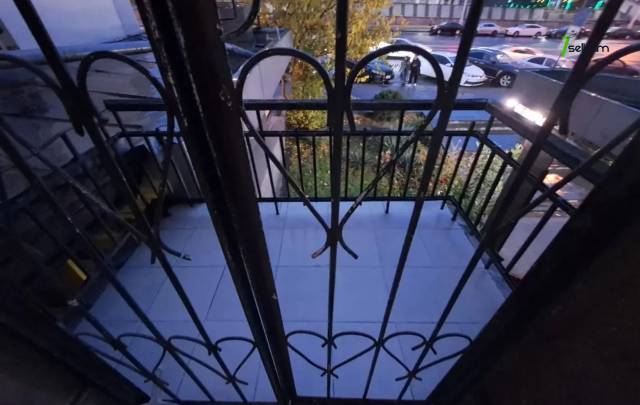 1 սենյականոց բնակարան Կորյունի փողոցում, 40 ք.մ., նախավերջին հարկ, կապիտալ վերանորոգված, քարե շենք